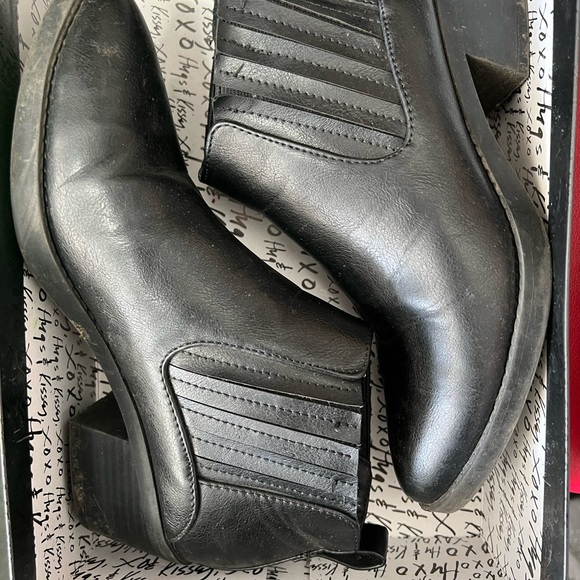Black Ankle Boots. So comfortable! Goes well with any outfit. - Picture 2 of 2